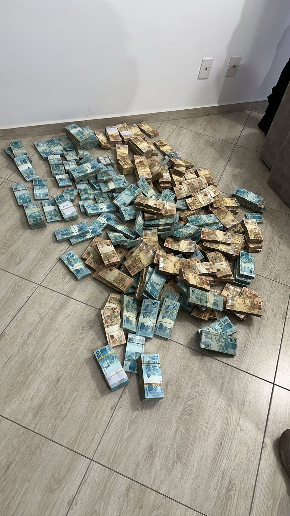 Dinheiro apreendido pela Polícia Federal com servidor da Prefeitura de São Bernardo do Campo, na Grande SP. — Foto: Divulgação/PF