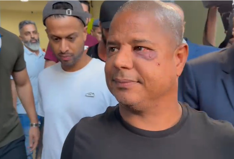 Marcelinho Carioca deixa delegacia de SP — Foto: TV Globo
