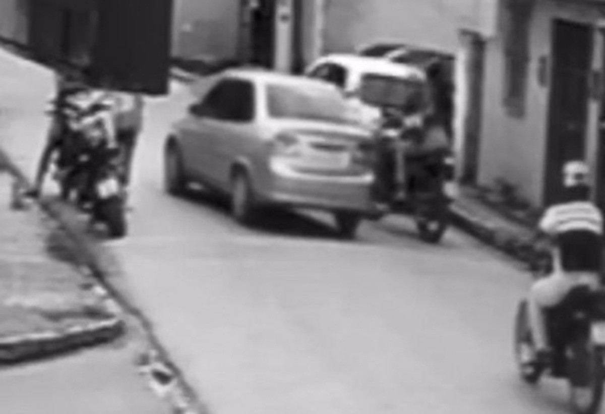 Homem é morto a tiros enquanto andava de moto com mulher no meio da rua; VÍDEO