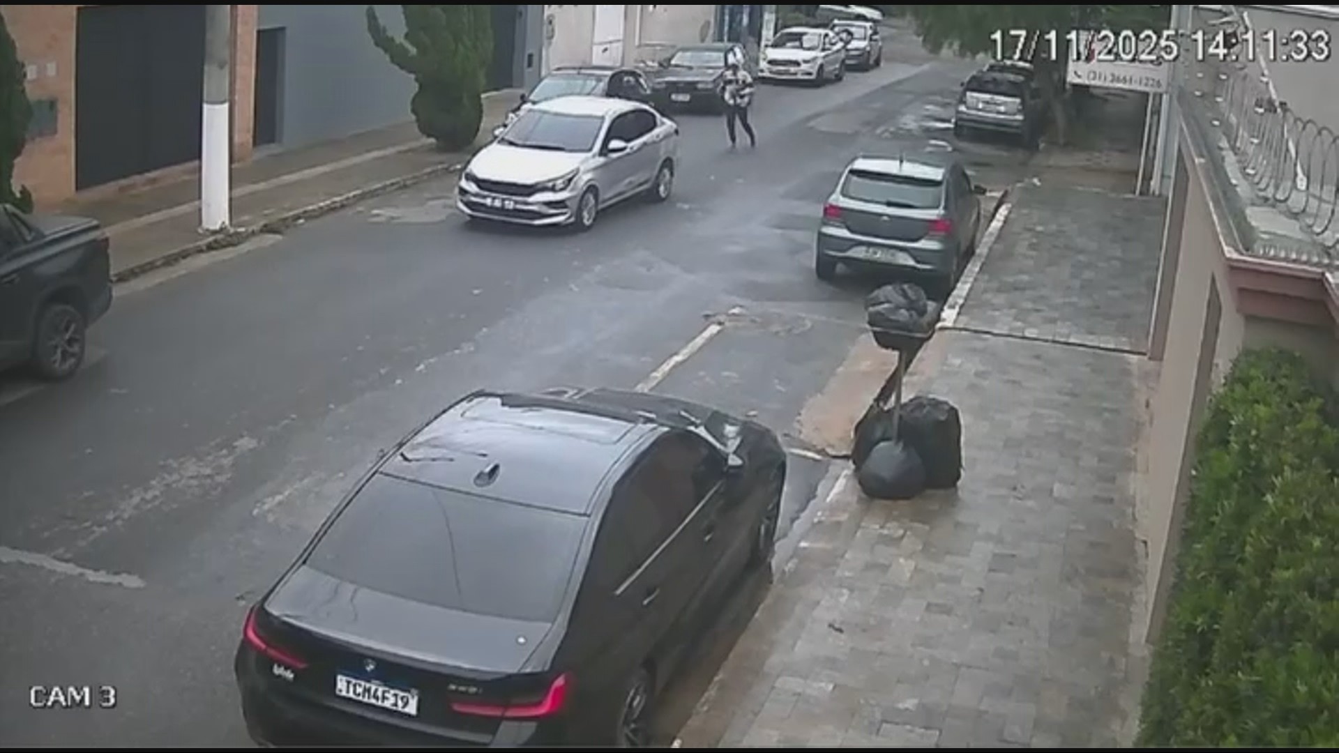 Homens assaltam distribuidora e fogem atirando na Grande BH; VÍDEO