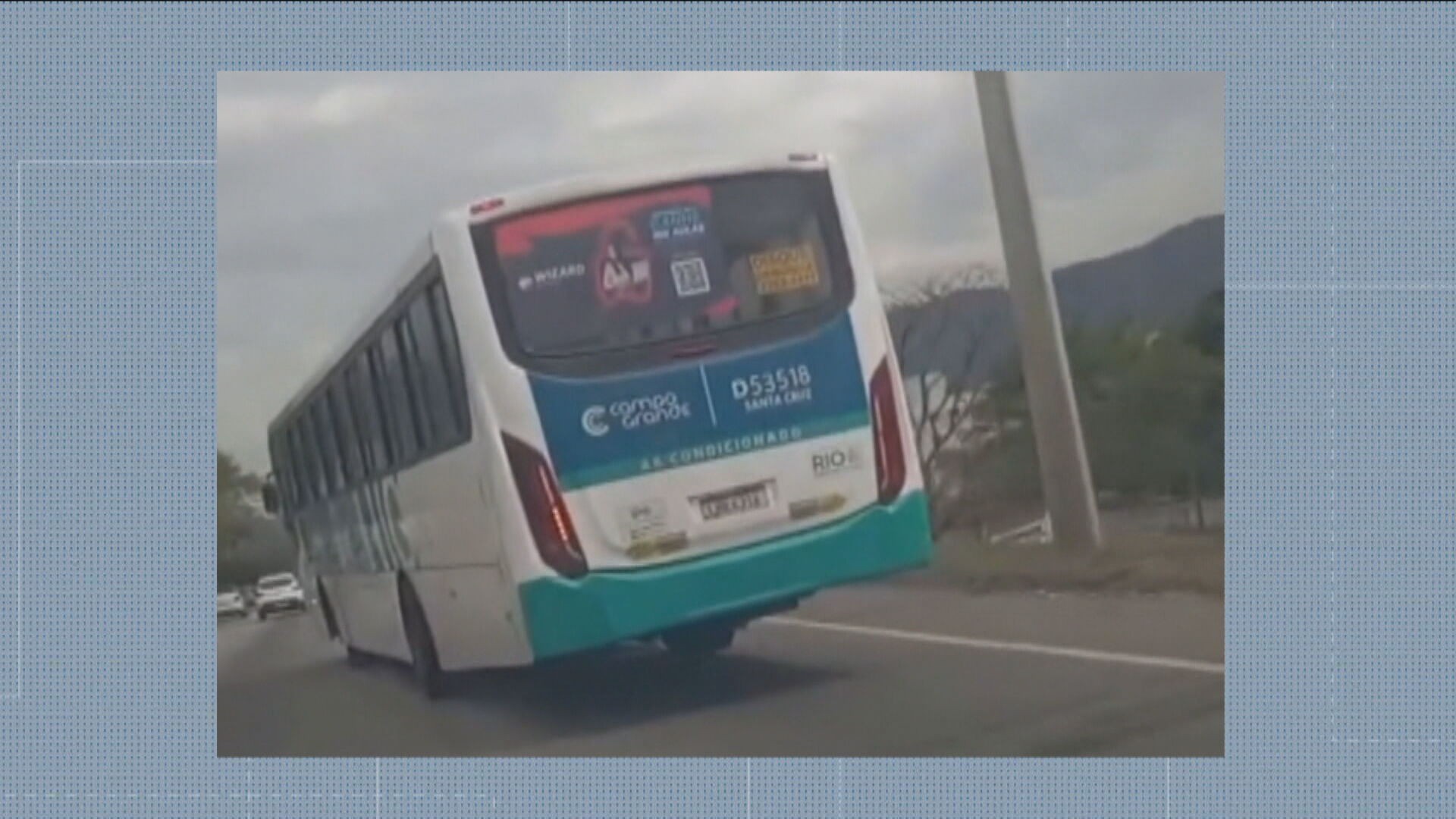 VÍDEO: Ônibus circula inclinado na Avenida Brasil; veículo foi recolhido para manutenção