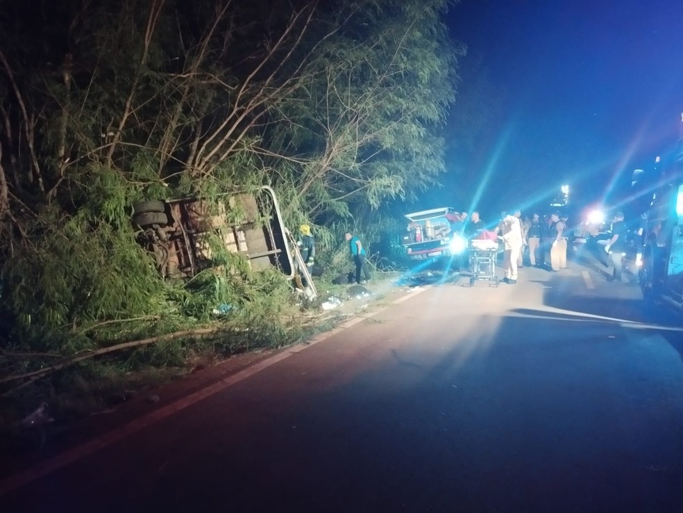 Micro-ônibus tombou na PR-317, no norte do Paraná — Foto: Corpo de Bombeiros