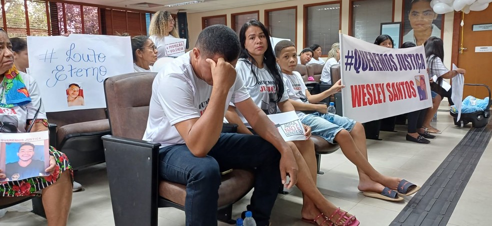 Pais de Wesley Santos da Silva, que foi morto por policial penal na Expoacre, compareceram à audiência — Foto: Murilo Lima/Rede Amazônica Acre