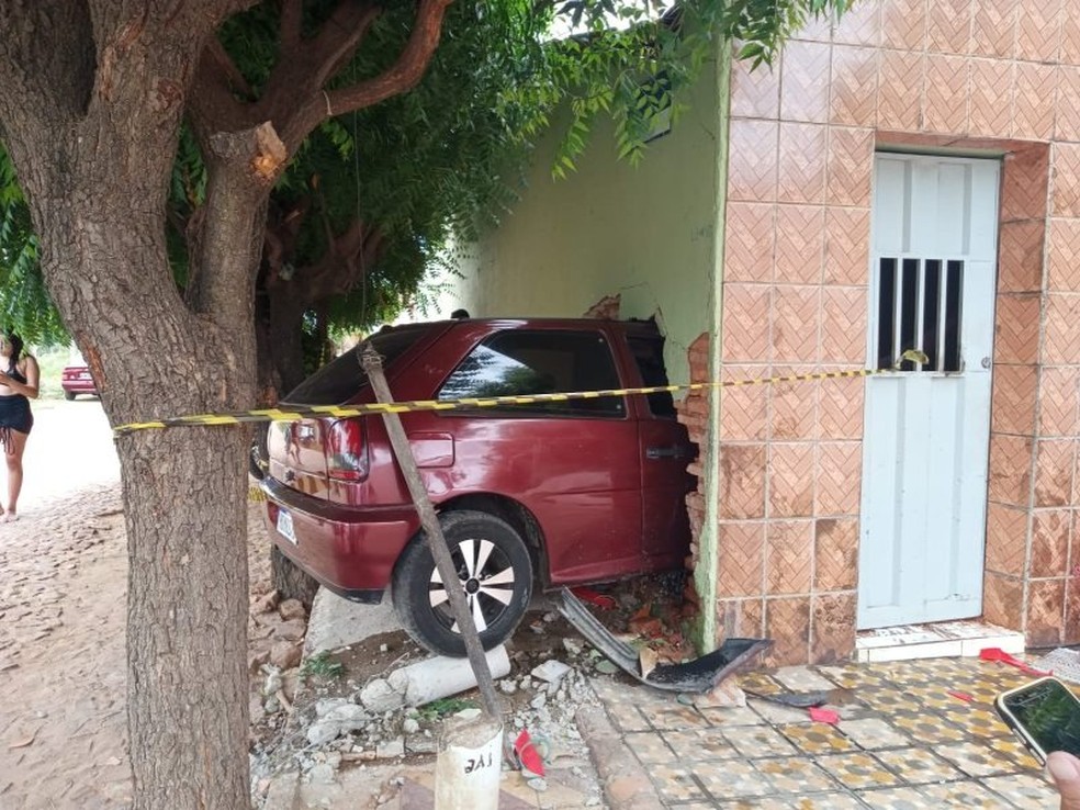 Motorista derruba parede de casa onde vive paciente em tratamento de câncer no Ceará. — Foto: Reprodução