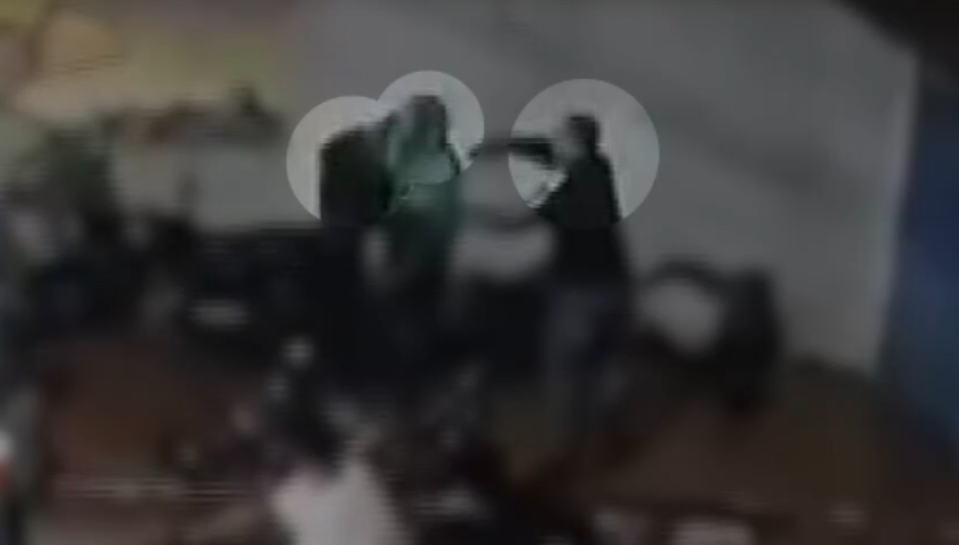 Câmera flagra momento em que mulher abraça companheiro durante briga e os dois são baleados, no Paraná