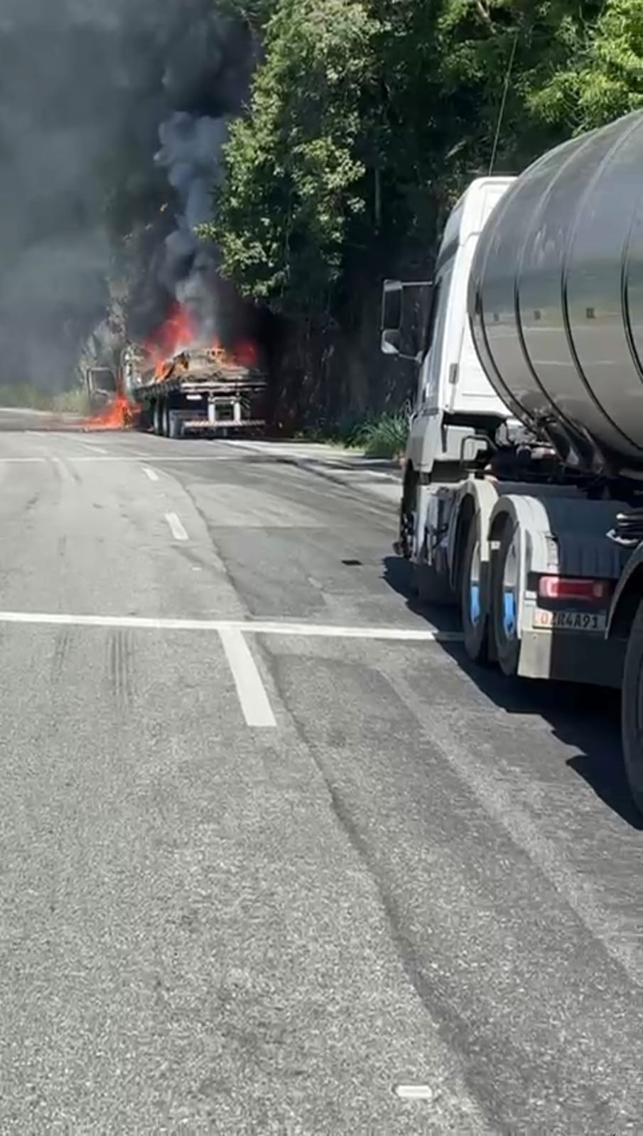 Caminhão pega fogo e interdita totalmente a pista de descida da Serra das Araras, em Piraí 