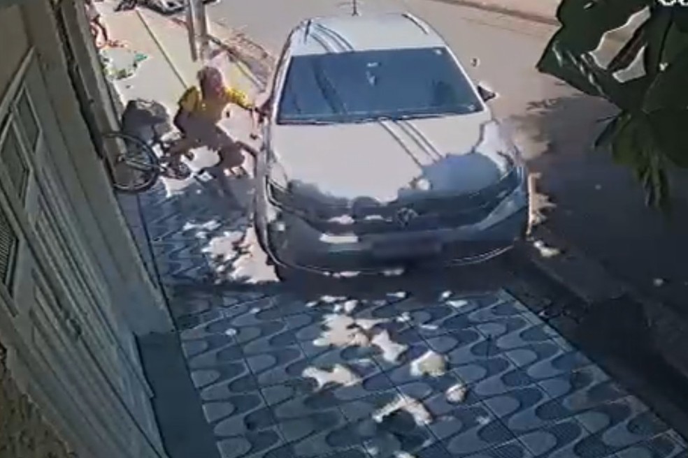 Ciclista estava na calçada e foi atingido por carro estacionado, no bairro Campo Grande, em Santos (SP) — Foto: Reprodução
