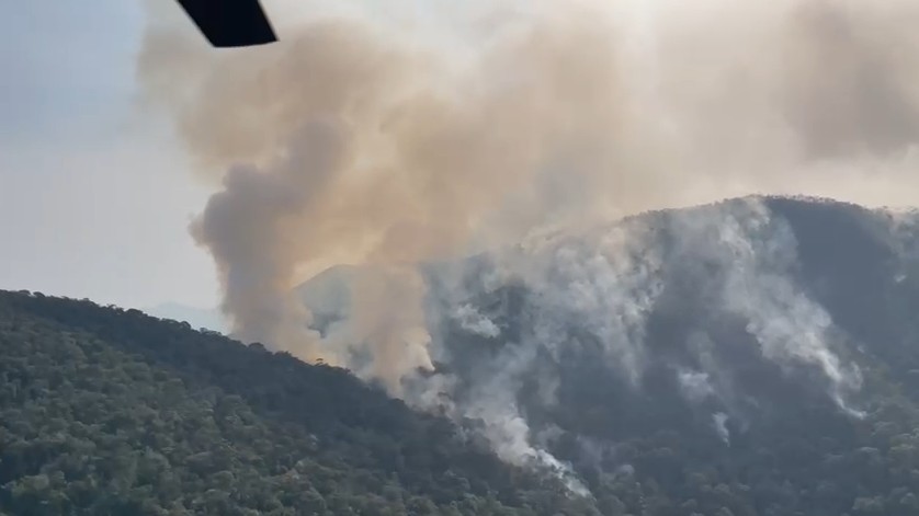 Imagens aéreas mostram focos de incêndio em área de mata na Serra da Bocaina, em Bananal