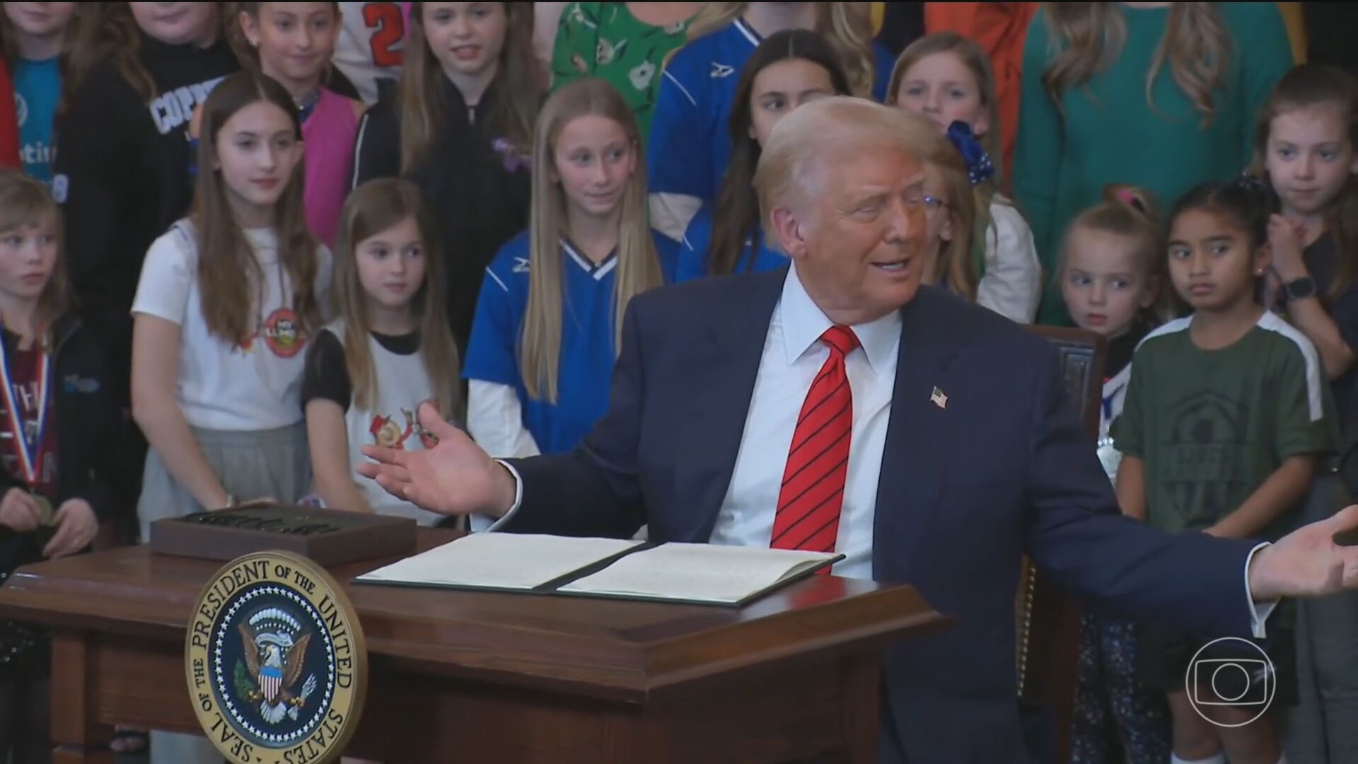 Governo Trump anuncia que vai negar visto de atleta para mulheres trans em competições femininas nos EUA