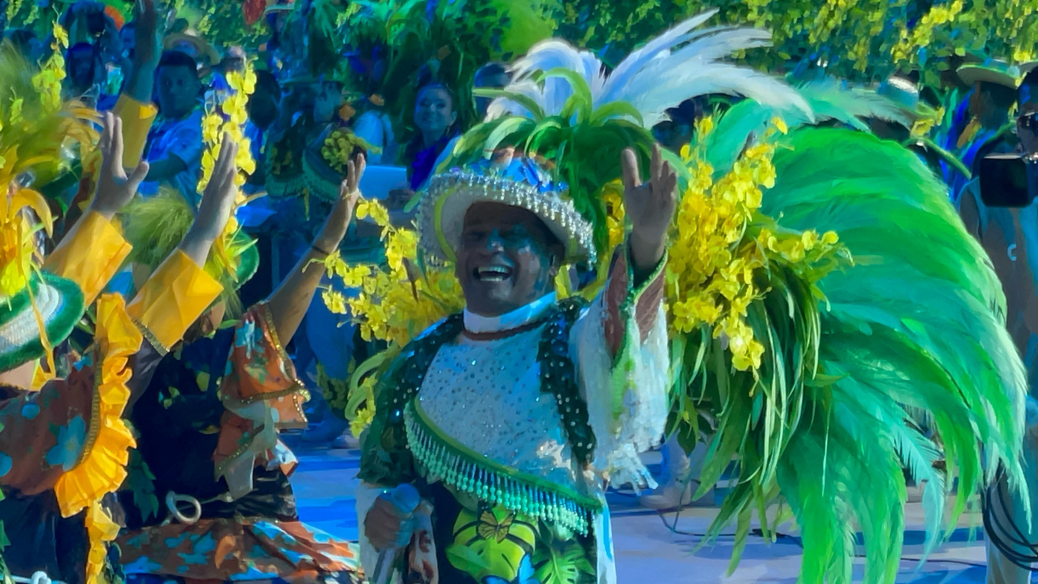Edilson Santana surge na arena para cantar 'Utopia Cabobla' e agita galera azulada