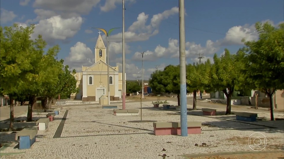 Postos, Correios, comércios e até a igreja de Uiraponga estão fechados após debandada de moradores do distrito — Foto: TV Globo/Reprodução