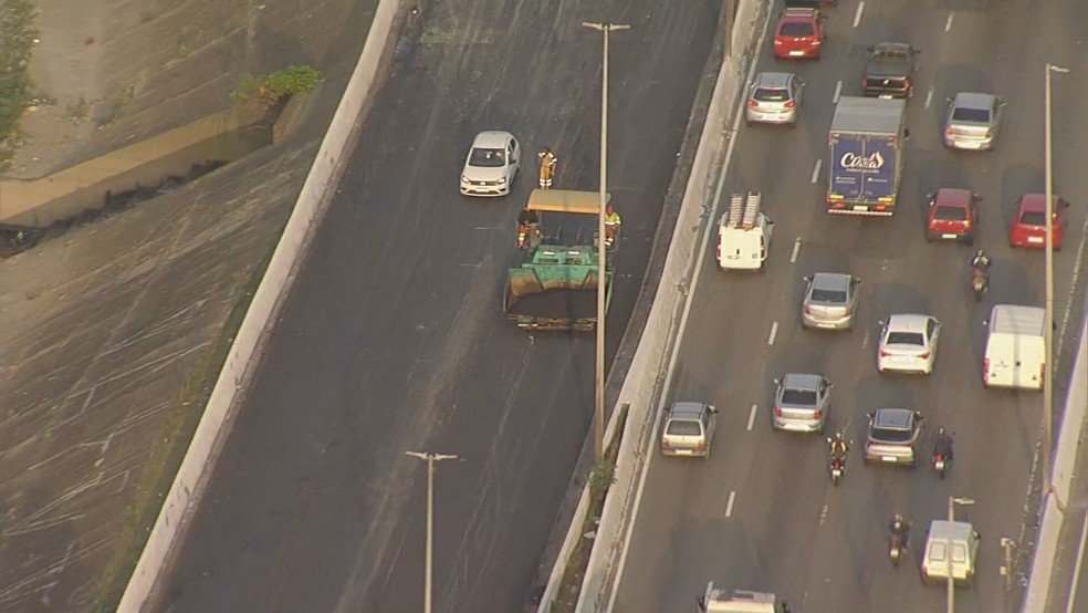 Máquina faz recape da pista expressa da Marginal do Tietê, no sentido Castello Branco, na manhã desta terça-feira (26). — Foto: Reprodução/TV Globo