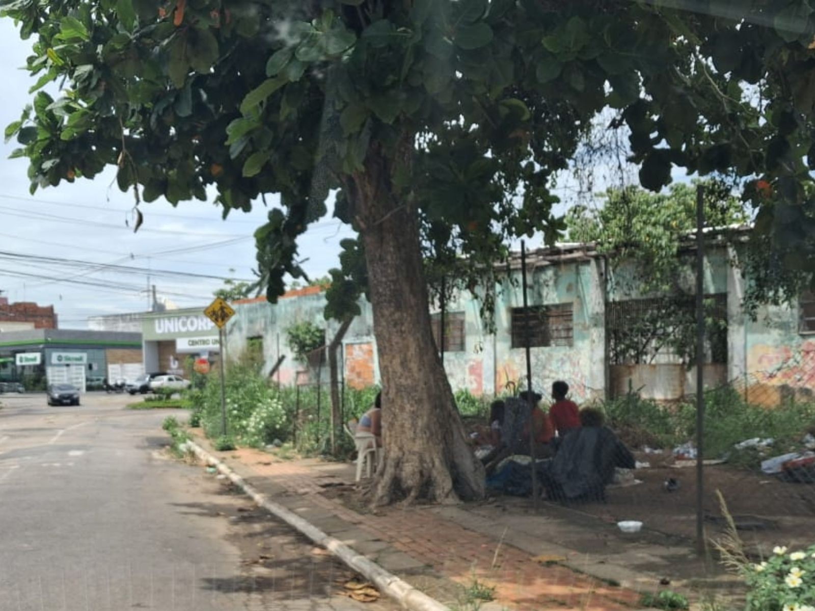Migrantes dormem em calçadas devido à superlotação de casa de passagem no Acre