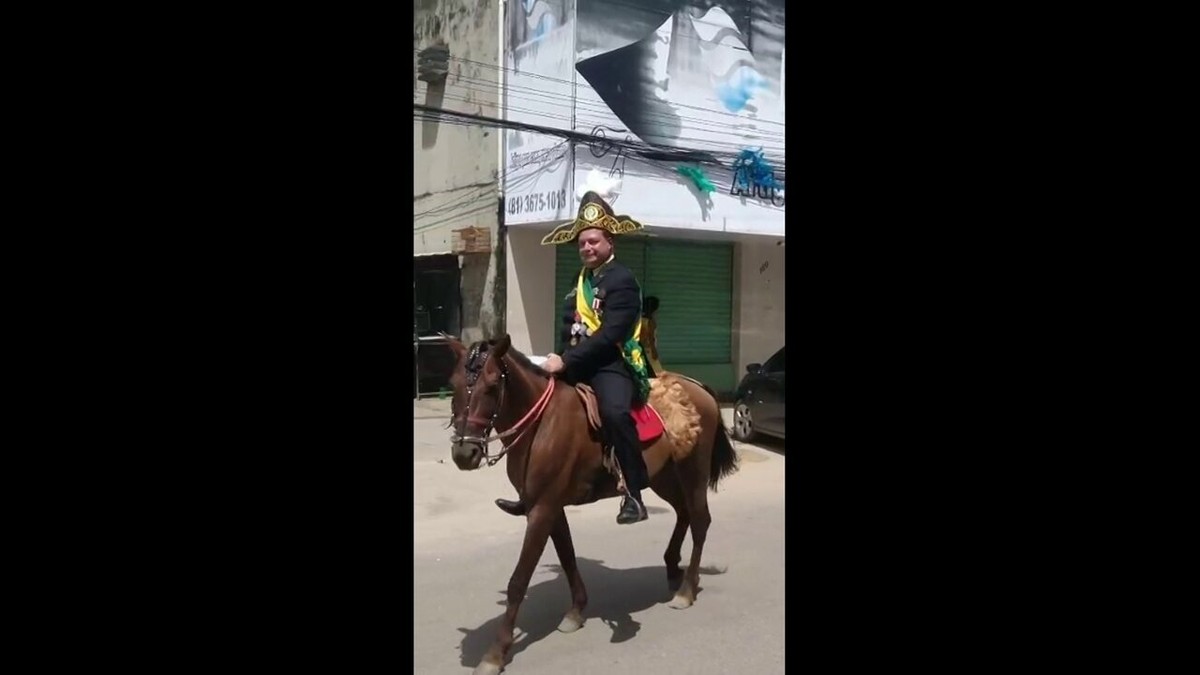 Fantasiado de dom Pedro I, prefeito de Barreiros desfila com cavalo no 7 de  Setembro