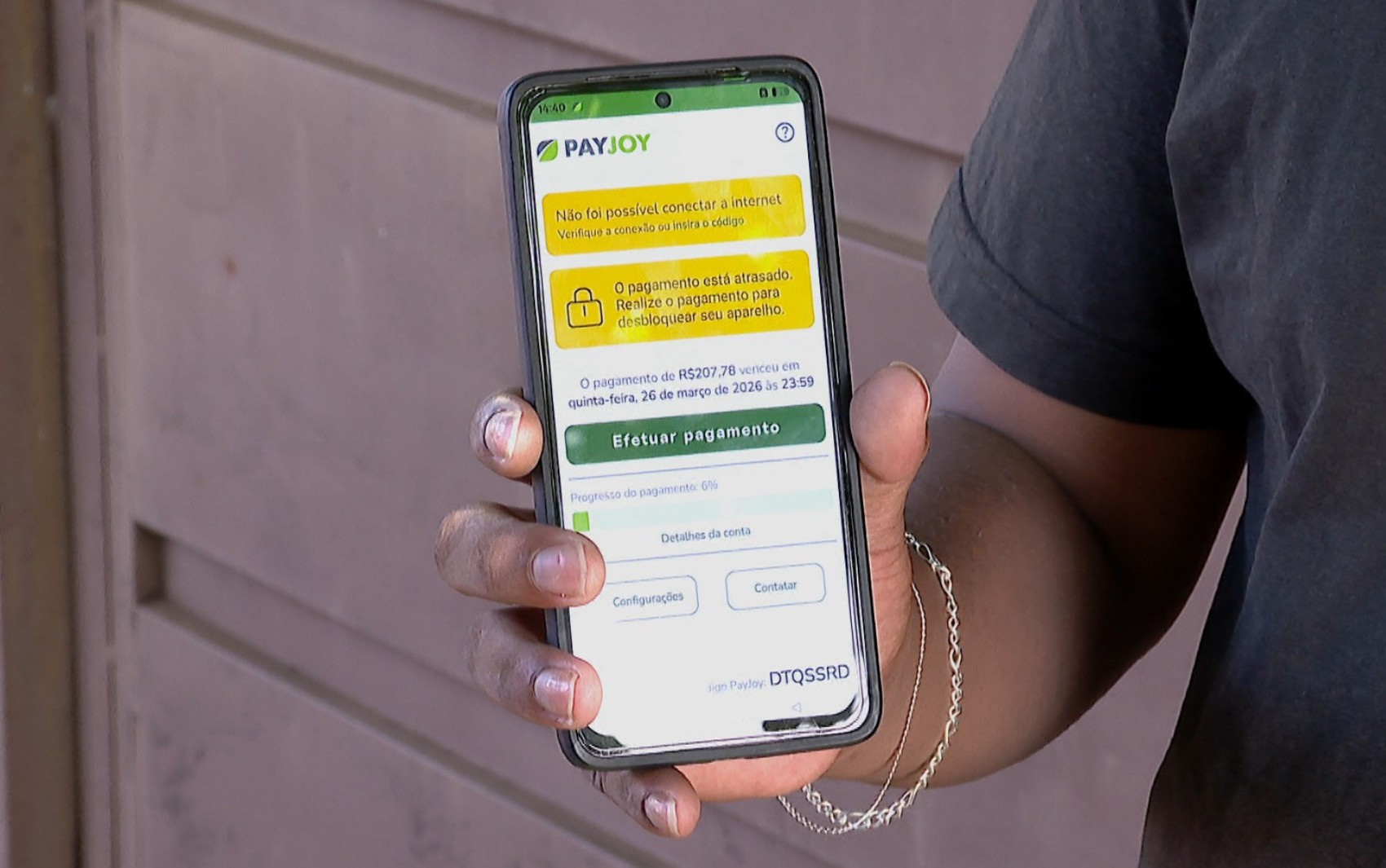 Mulher tem celular bloqueado após atrasar pagamento da última parcela; prática é ilegal, diz Procon
