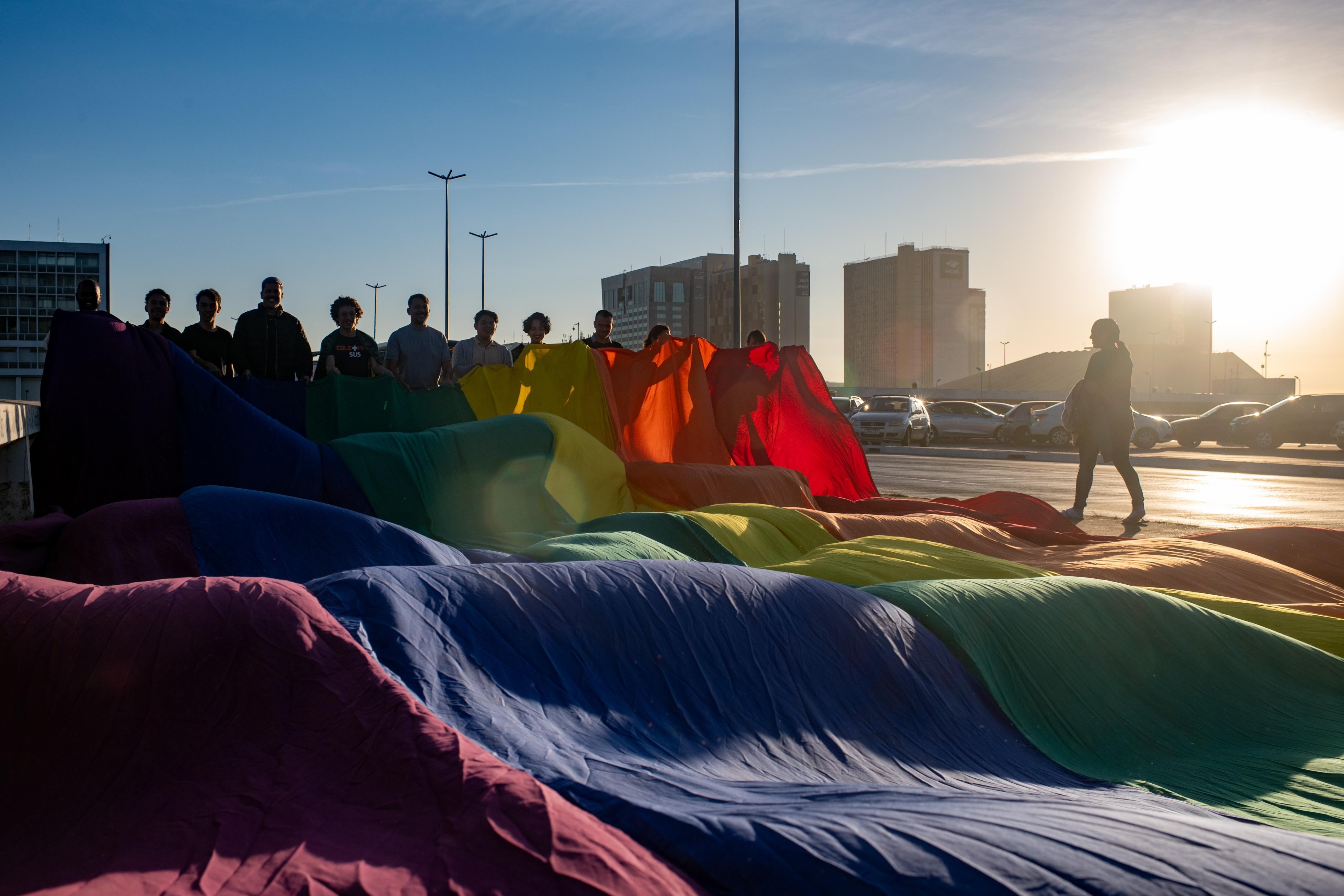 Brasília recebe a 26ª Parada LGBTQIAPN+ neste domingo com foco na juventude e nas periferias