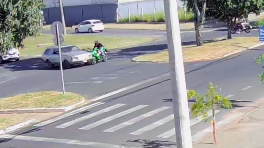 Motociclista fica prensado entre carro e canteiro central após batida em Uberlândia