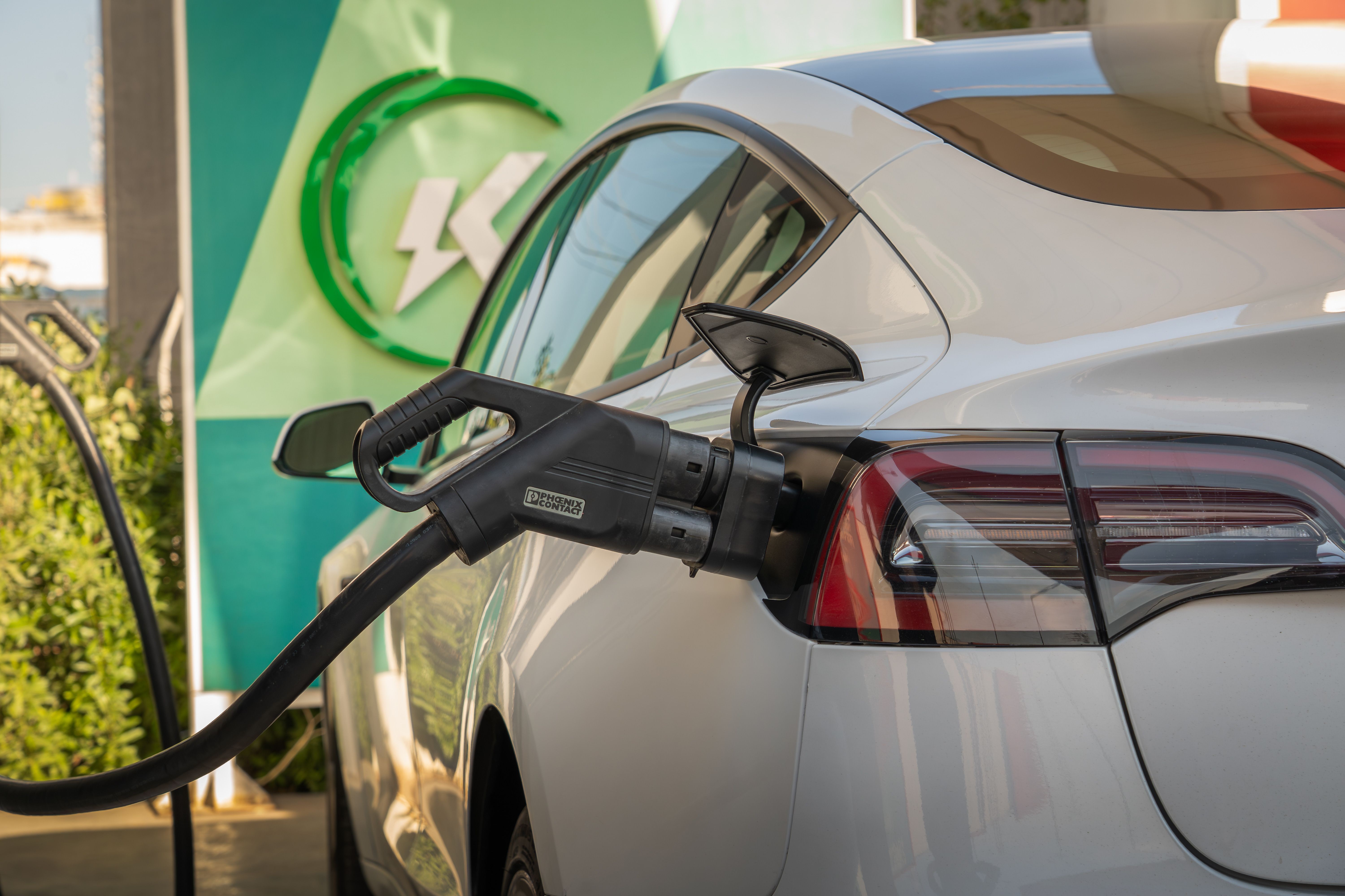 Trocar um carro a combustão ainda novo por um elétrico é melhor para o clima? Estudo avaliou impacto