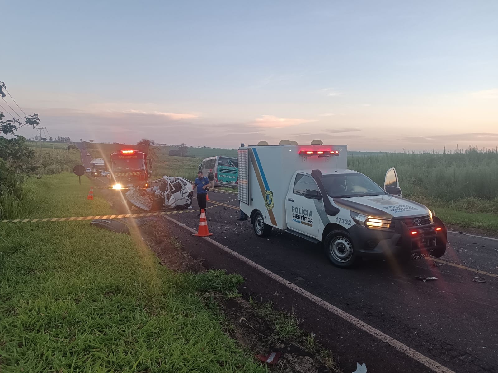 Seis pessoas morrem em acidente entre carro e ônibus, no Paraná; duas crianças estão entre vítimas
