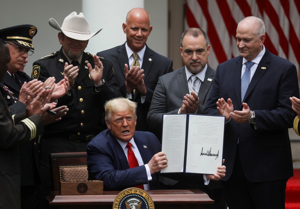 Presidente dos EUA, Donald Trump, assinou uma série de ordens executivas — Foto: Leah Millis/Reuters