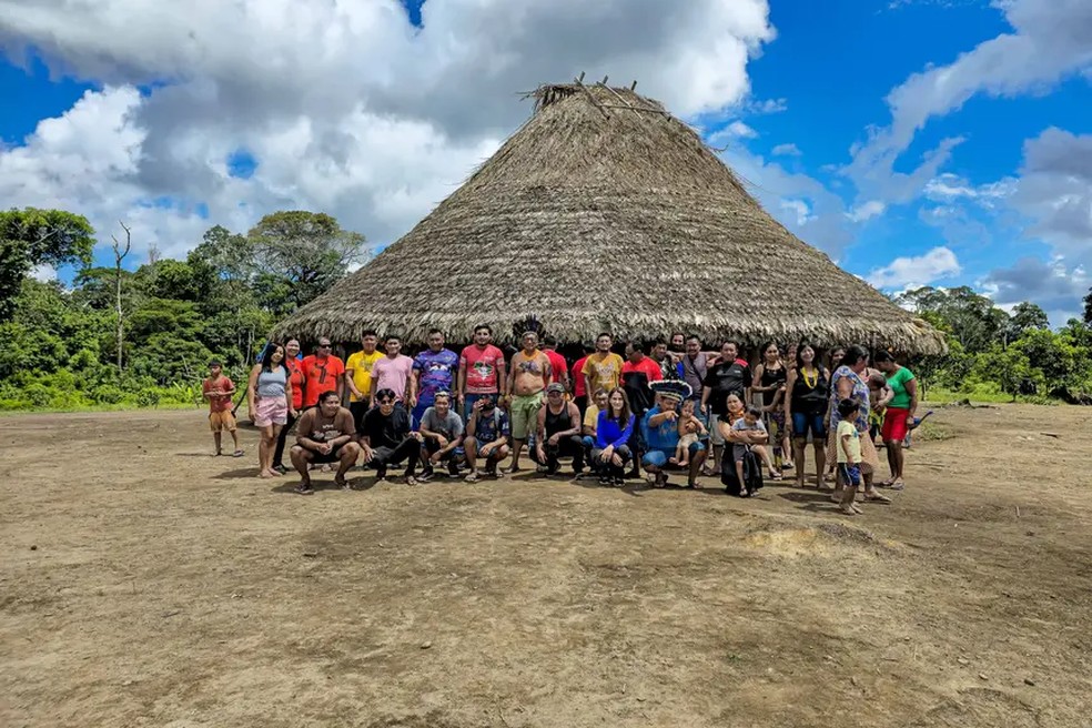 Lideranças de povos indígenas reunidas com Secretaria de Povos Indígenas na aldeia Cumaru, em Oriximiná — Foto: Jaelta Souza / Divulgação