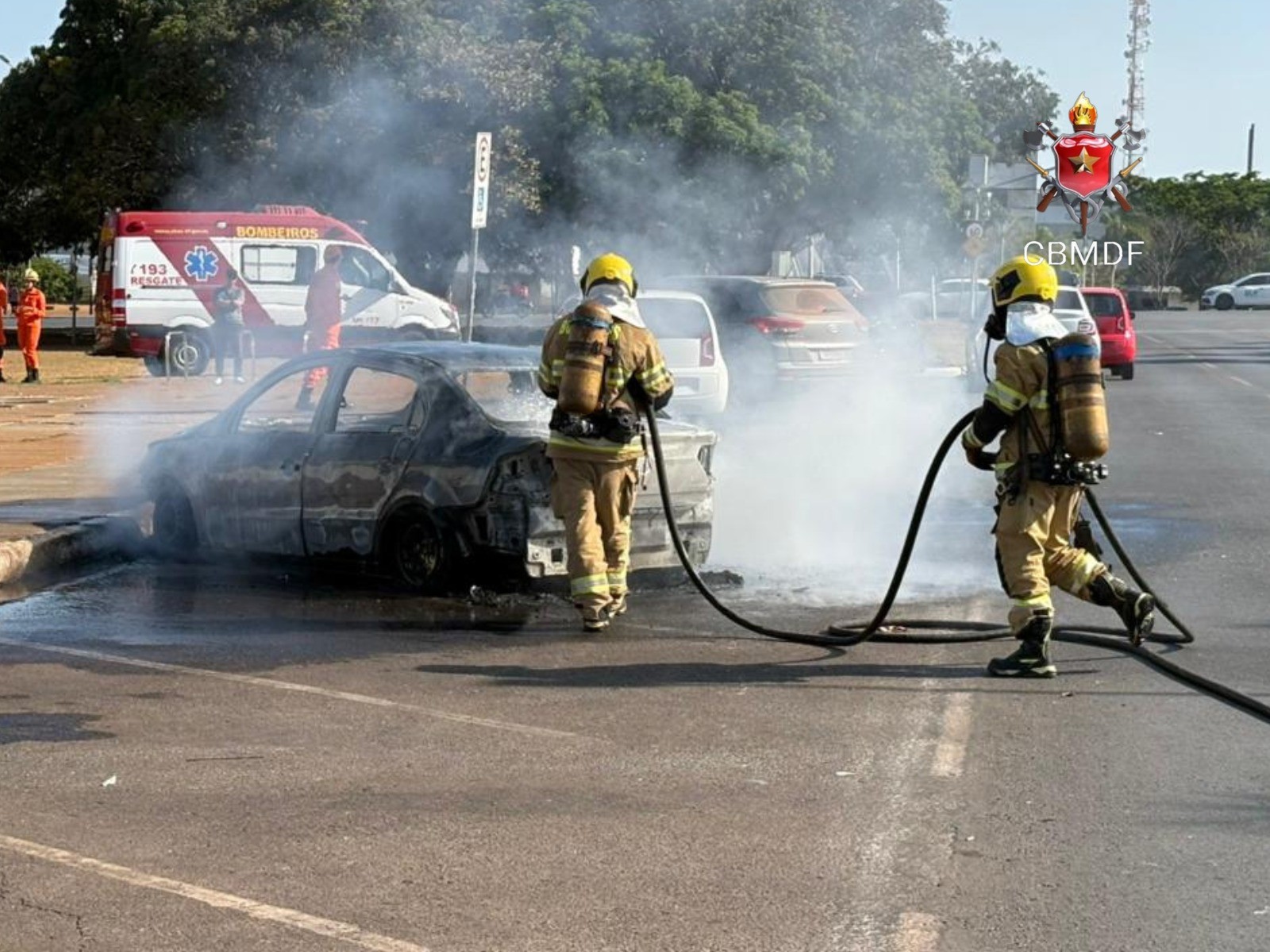 Carro é consumido pelo fogo no Eixo Monumental, em Brasília, no meio da tarde; veja VÍDEO 