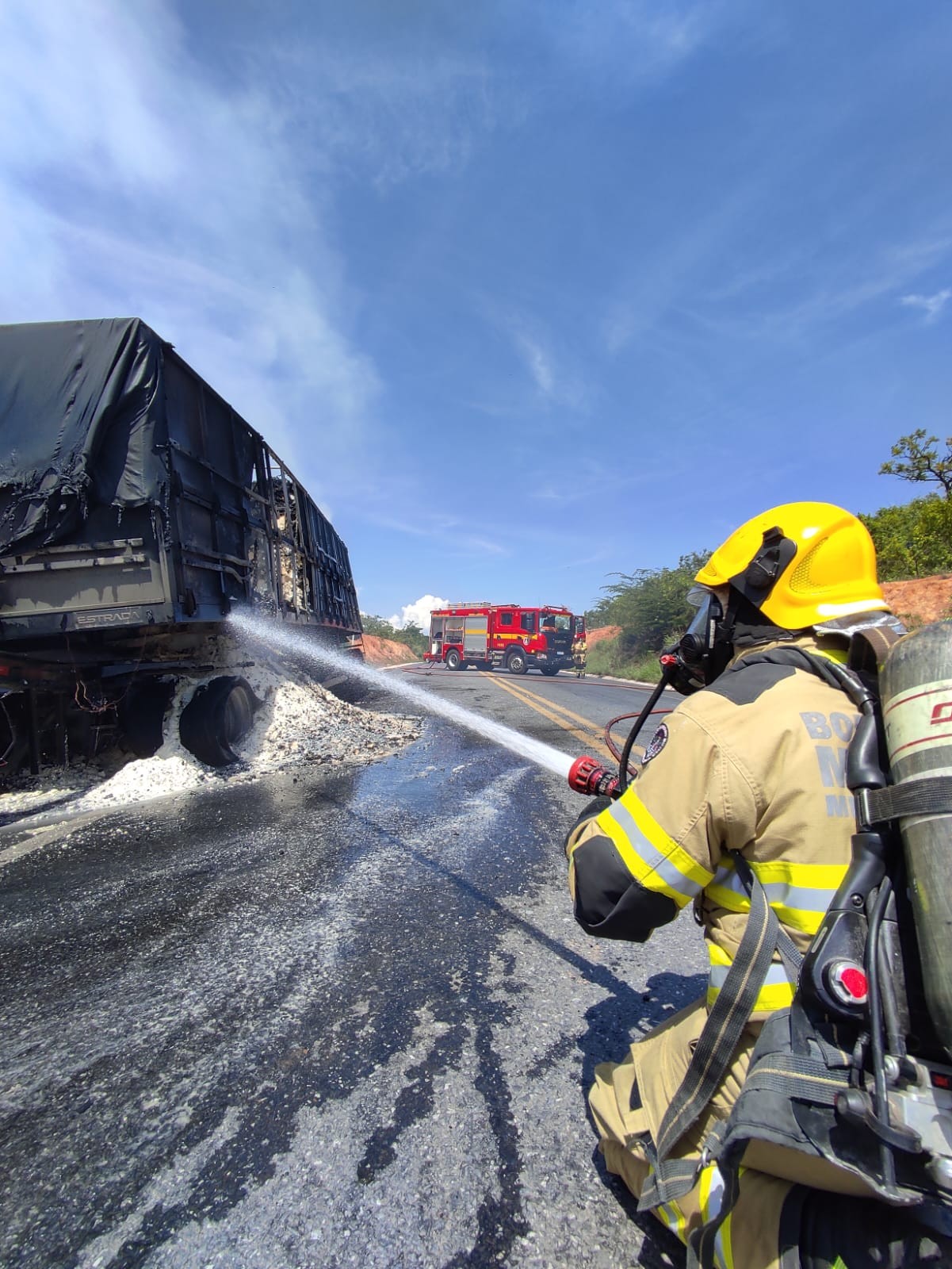 Carreta bitrem pega fogo na BR-251 e bombeiros utilizam cerca de 25 mil litros de água para conter chamas