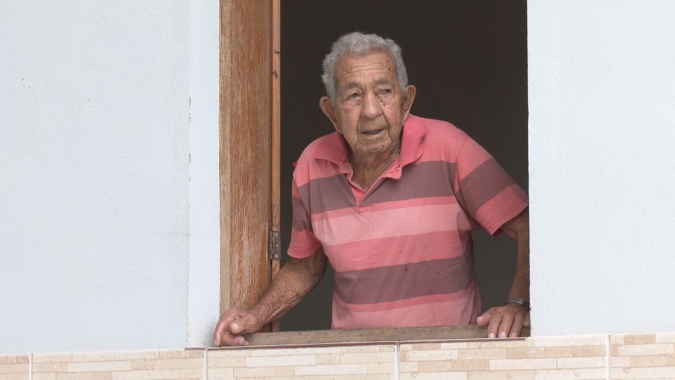 O senhor Tuzinho é um dos moradores mais antigos de Conceição da Marra de Minas — Foto: Robson Panzera/TV Integração