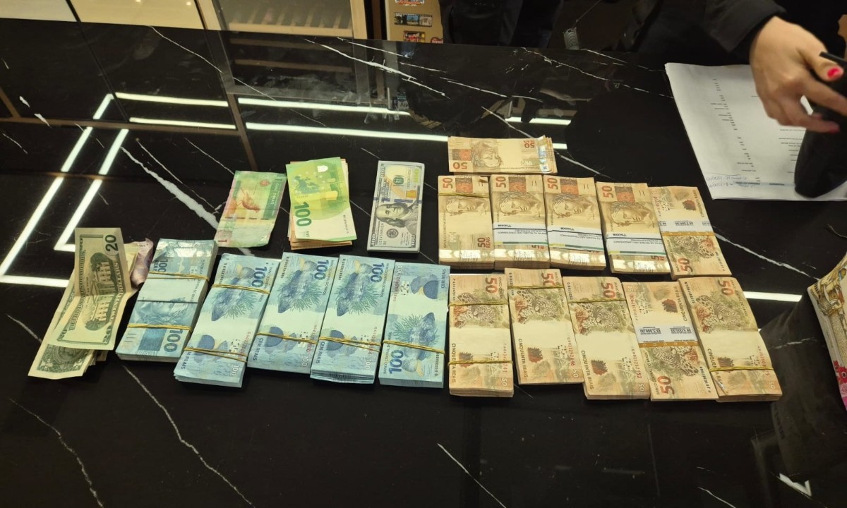 PF apreende R$ 100 mil, placas usadas em viaturas e material de campanha na casa de ex-secretário do AM