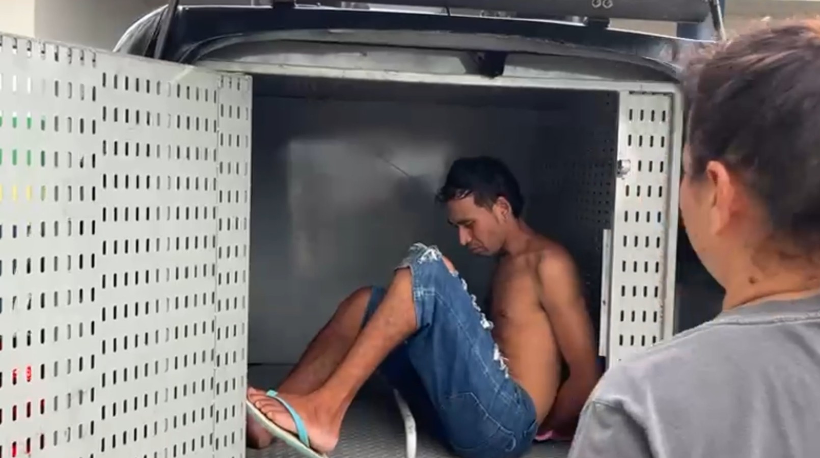 Homem descumpre medida protetiva contra ex-esposa, agride mãe e ataca jovem com terçado no AM