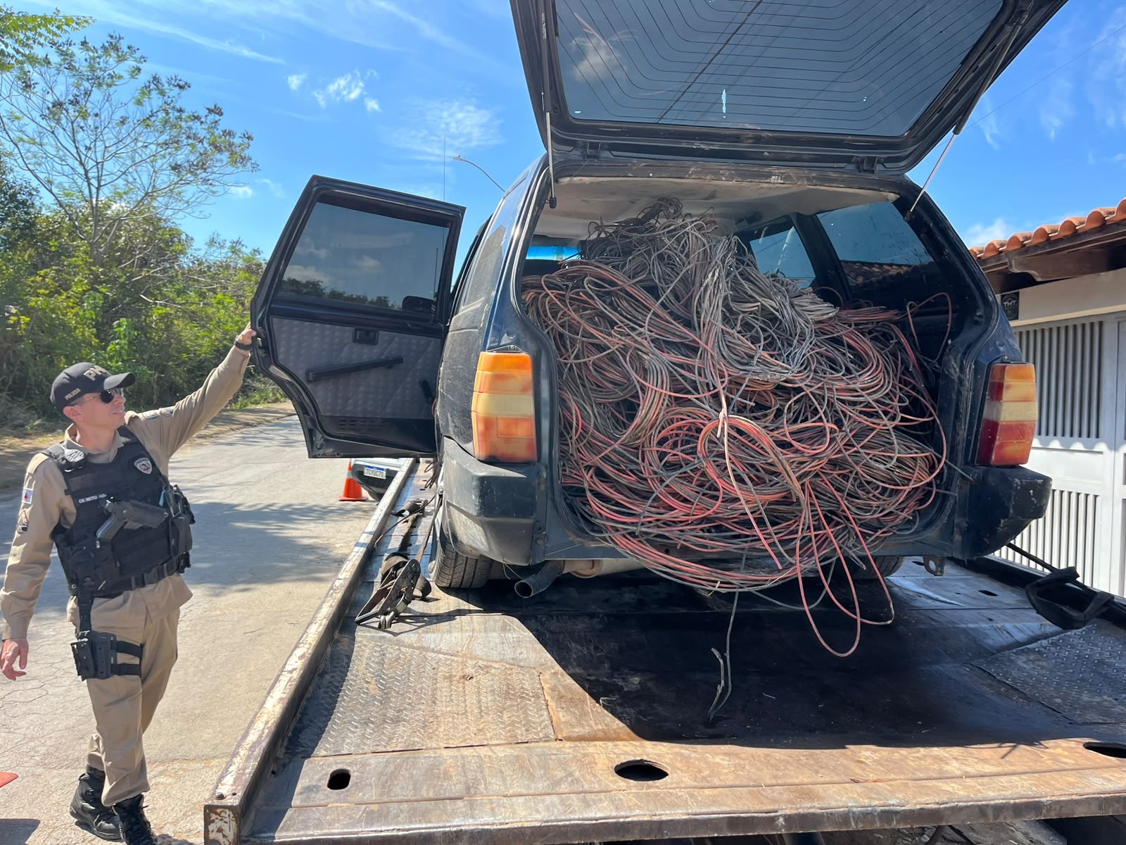 Polícia apreende carro com porta-malas lotado de fios de cobre em Divinópolis