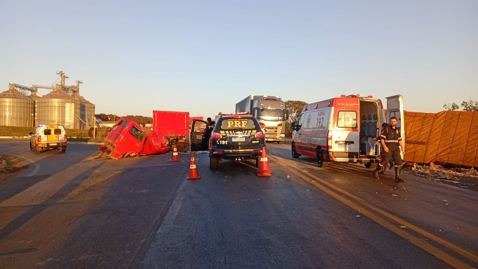 Acidente na BR-365 em Patos de Minas no entroncamento com a BR-146 &mdash; Foto: PRF/Divulga&ccedil;&atilde;o