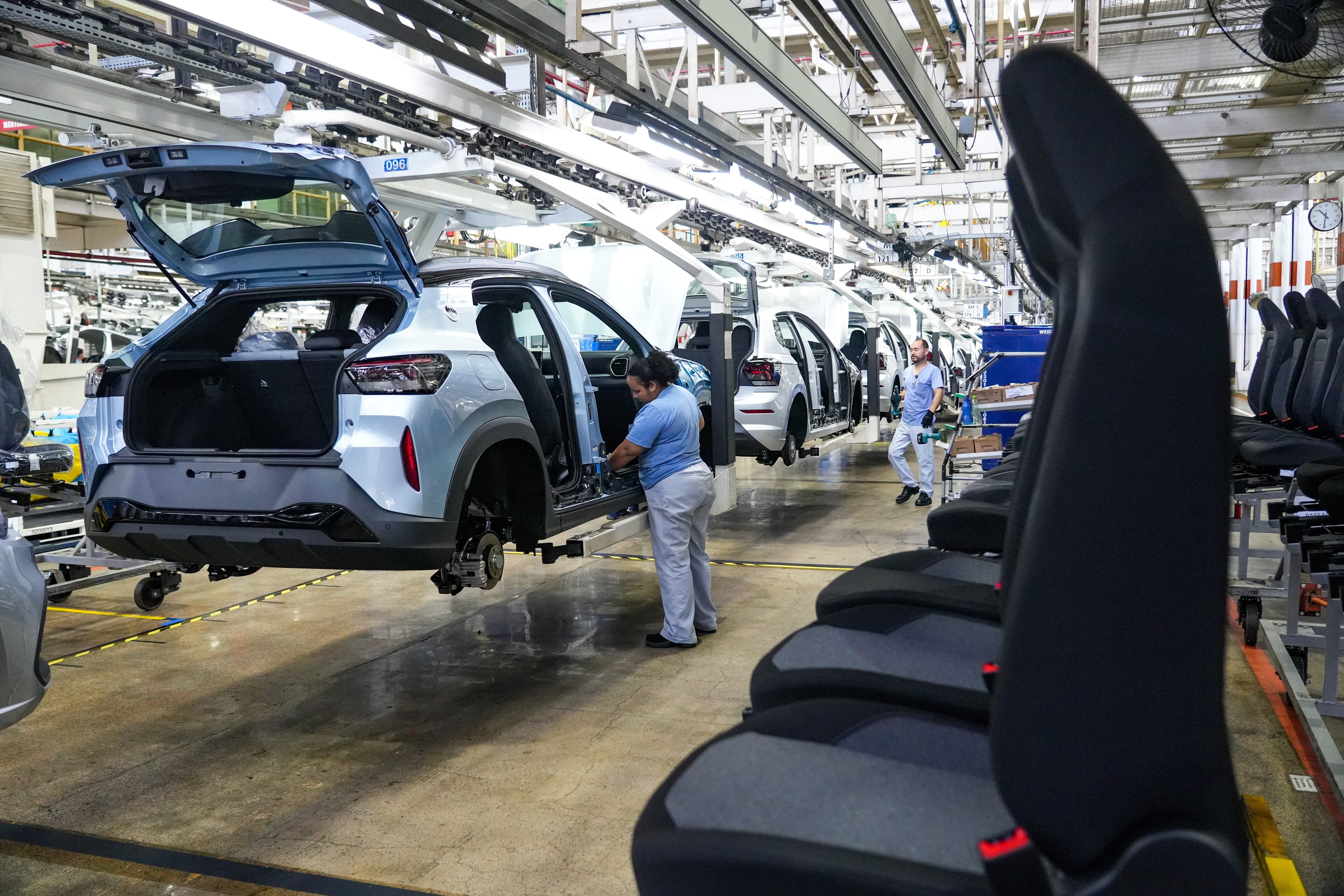 Indústria automotiva vê queda na produção, e se preocupa com alta do IOF e  da inadimplência