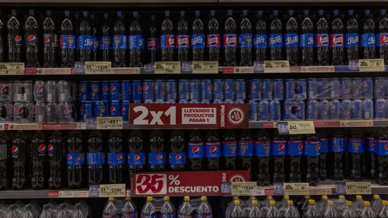 Por que consumidores na América Latina têm comprado menos Coca-Cola e Pepsi no supermercado