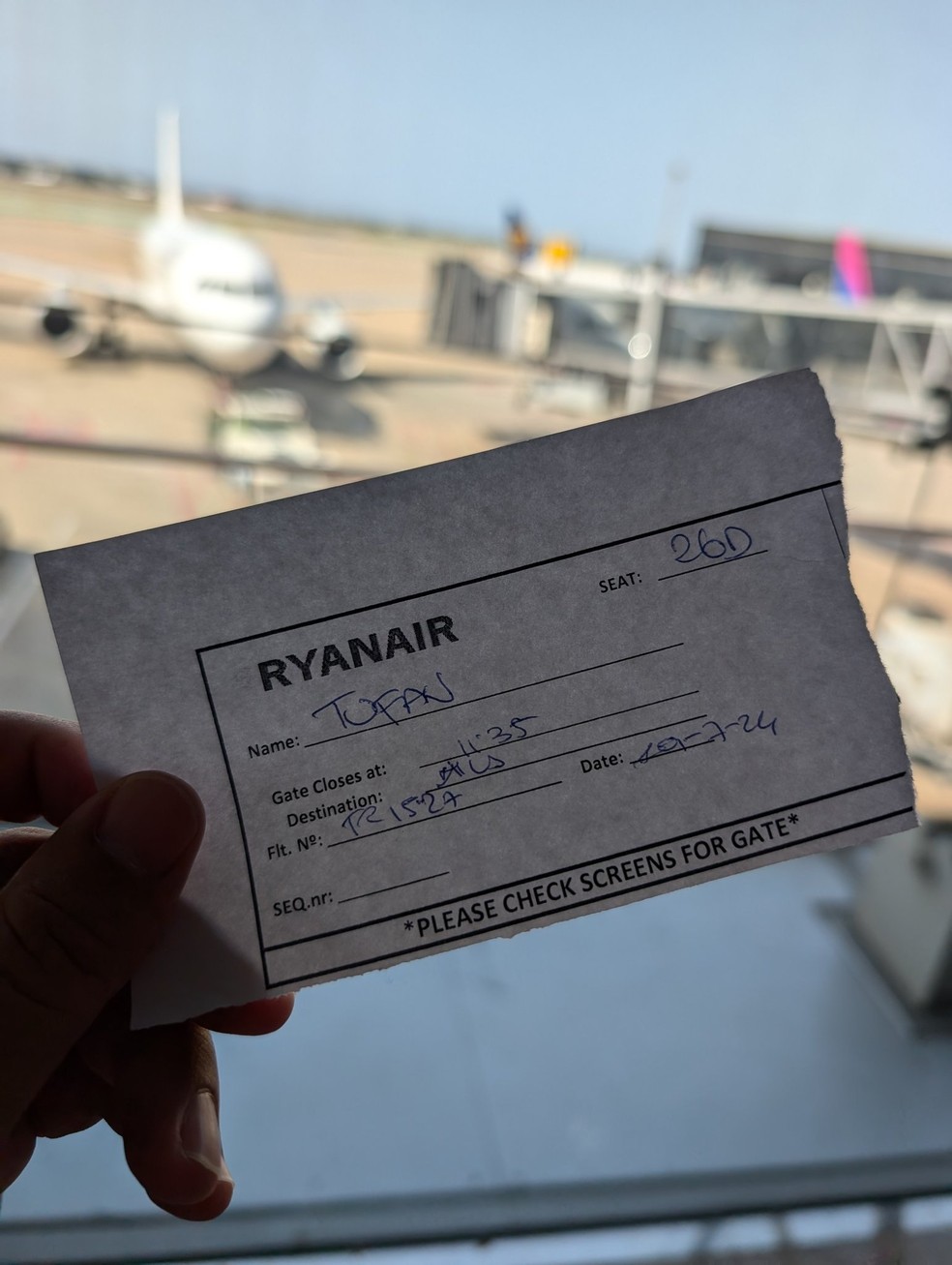 Passageiro da Ryanair, empresa low cost de avia&ccedil;&atilde;o, exibe cart&atilde;o de embarque manual ap&oacute;s apag&atilde;o cibern&eacute;tico &mdash; Foto: Reprodu&ccedil;&atilde;o/Redes sociais
