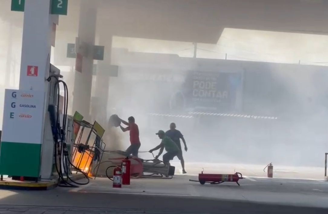 Bomba de combustível pega fogo após ser atingida por carro na Zona Sul de Teresina 