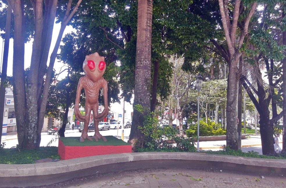 Estátua na Praça do ET em Varginha (MG) — Foto: Franco Junior/g1