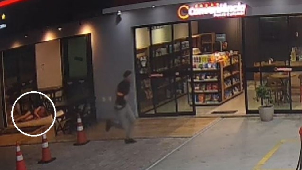 No momento do ataque, duas mulheres e um homem foram baleados dentro de um restaurante. — Foto: Reprodução