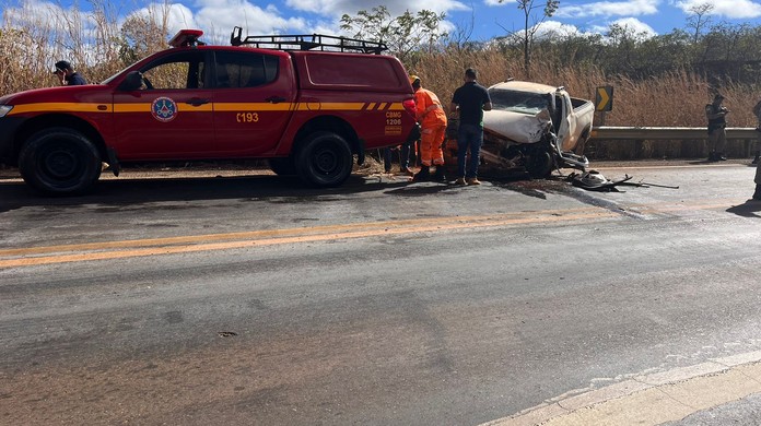 Homem morre após carro bater de frente com carreta na BR-251, em Unaí - D  NEWS JORNAL