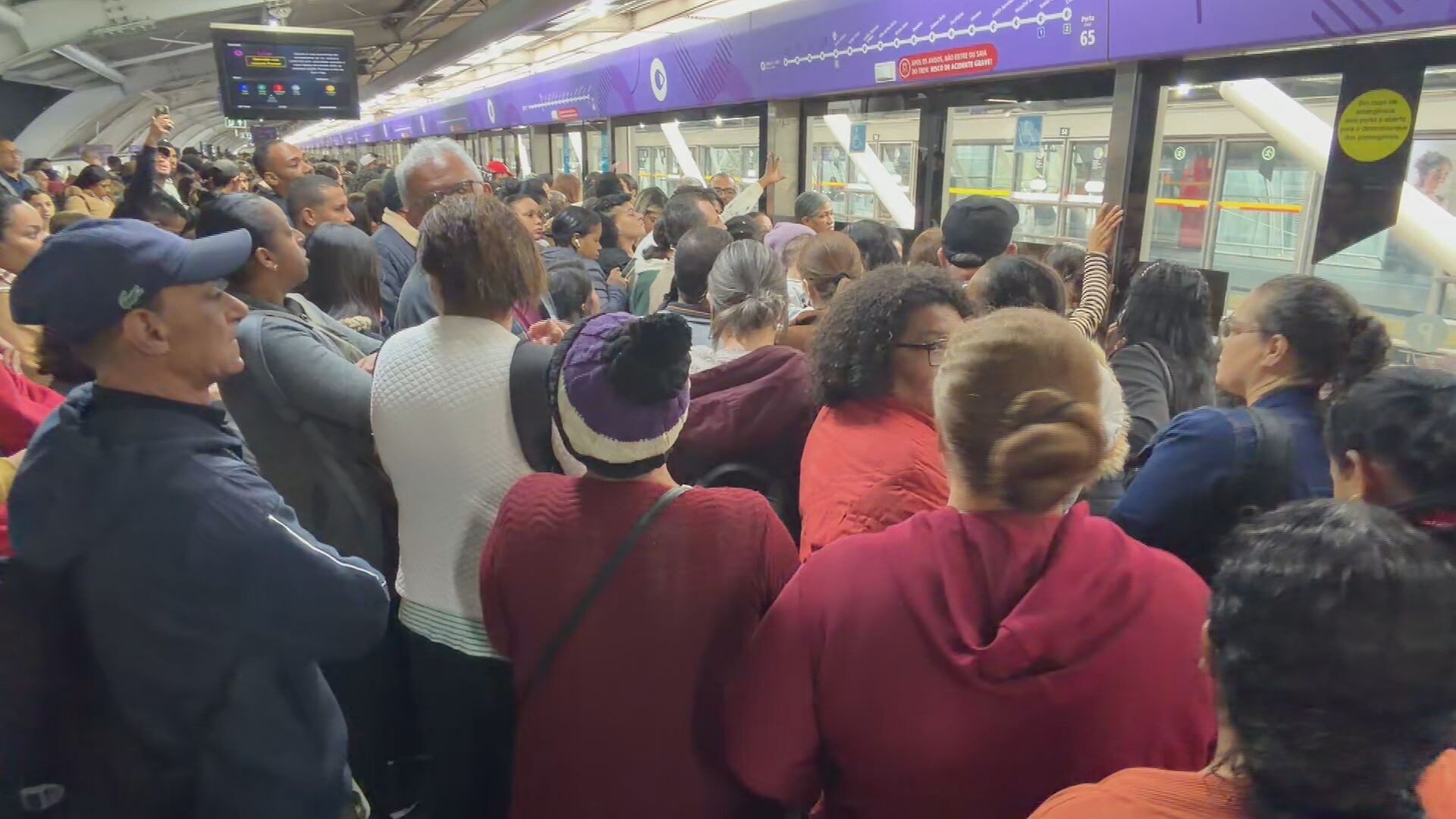 Falha na Linha 5-Lilás lota estações e afeta circulação de trens em SP