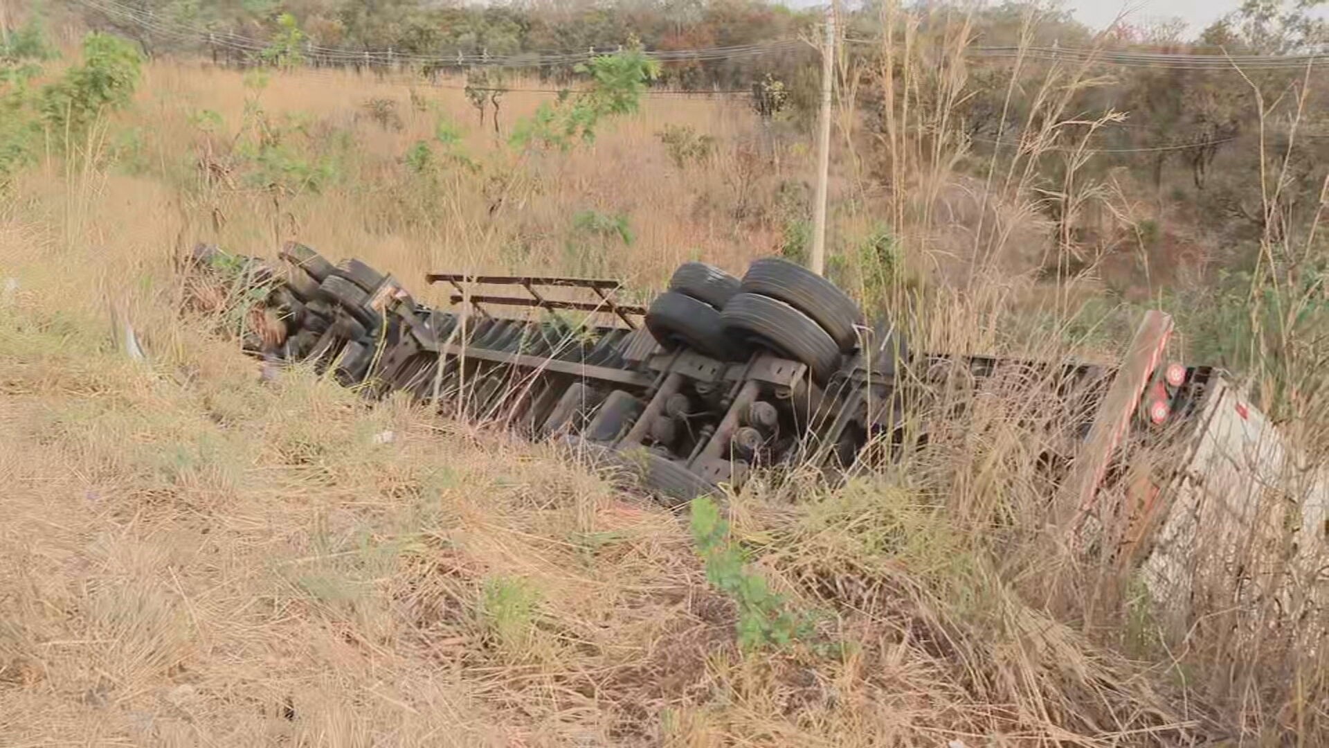 Acidente com caminhão e carro deixa quatro mortos e dois feridos no Gama, no DF