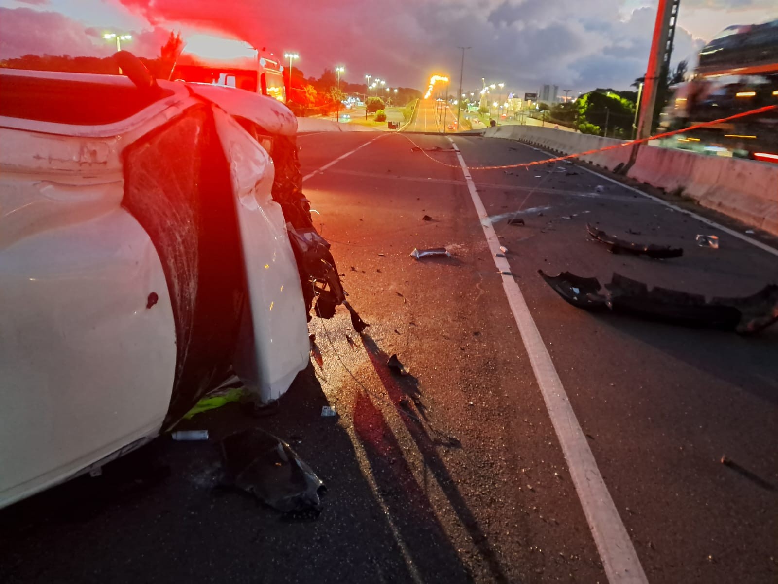 Carro capota após colisão e entregador fica ferido na BR-230, em João Pessoa