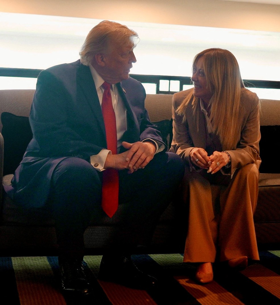 Donald Trump e Giorgia Meloni conversando em sofá durante a cúpula do G7 — Foto: Ministério da Primeira-Ministra da Itália/Divulgação via Reuters