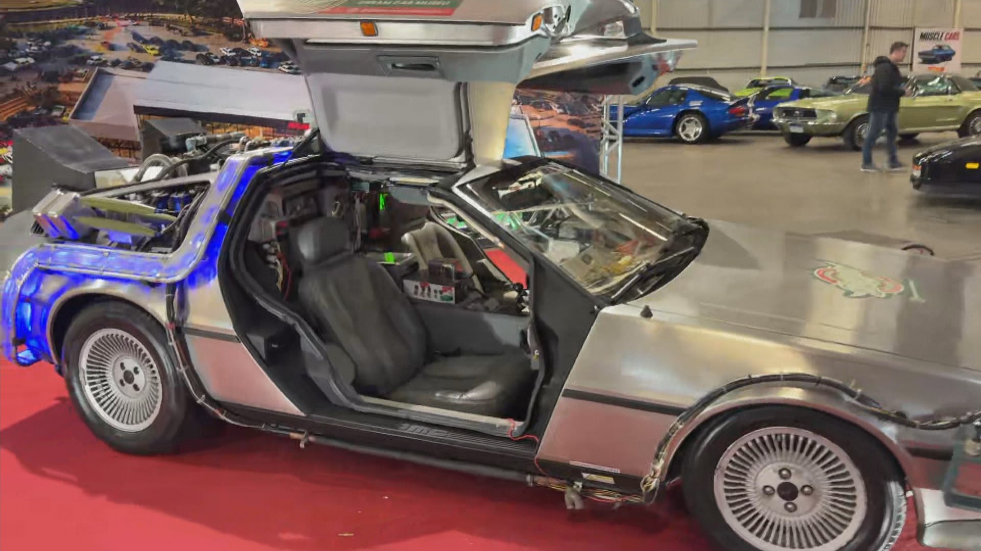 Superfuturística, réplica do DeLorean do 'De Volta para o Futuro' está entre as mais de mil relíquias em feira de veículos