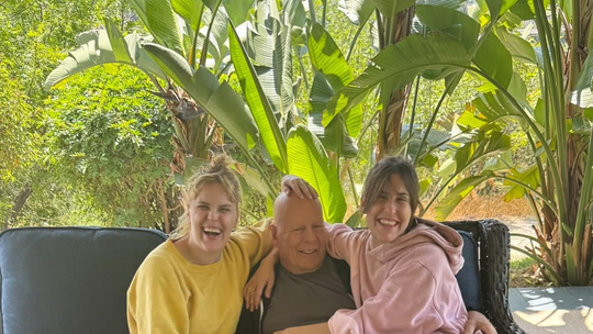 Filha de Bruce Willis compartilha foto ao lado do ator - Scout Willis publicou uma galeria com imagens de momentos do seu verão, incluindo um momento ao lado do pai.