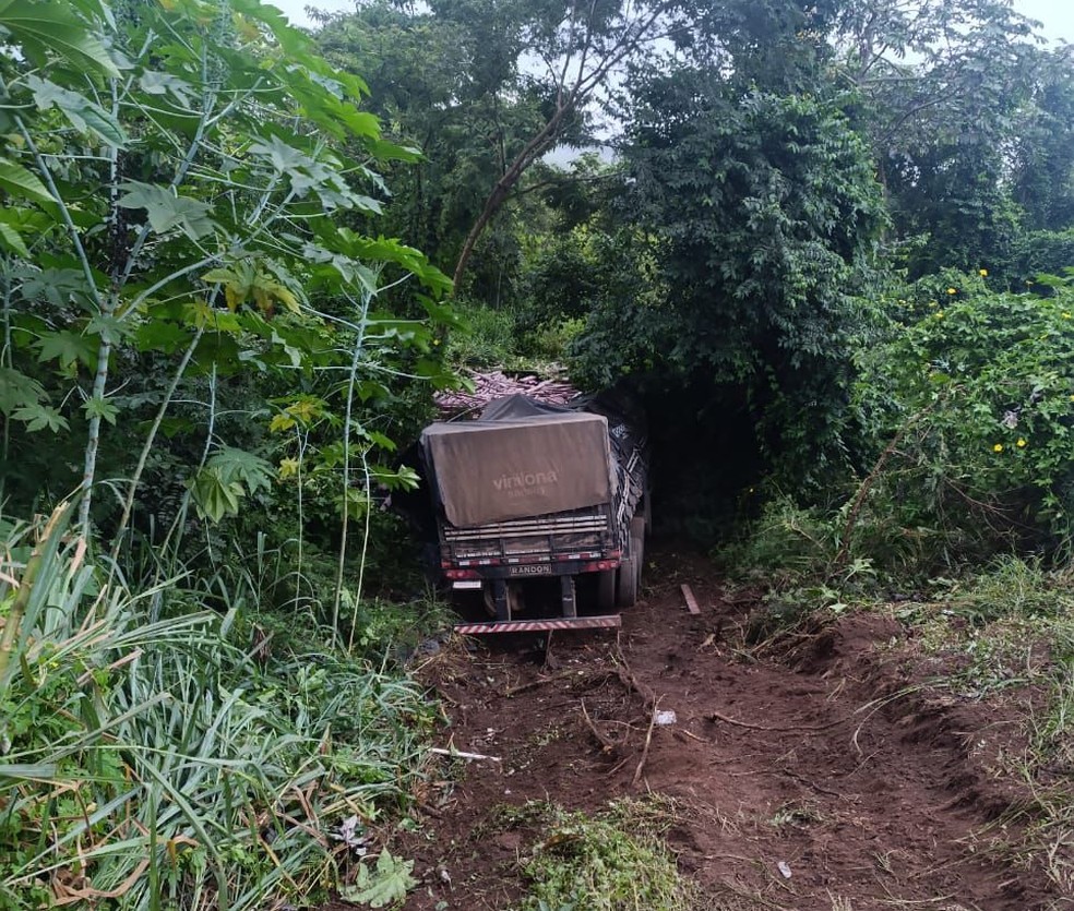 Carreta chegou a sair da pista durante acidente — Foto: Reprodução