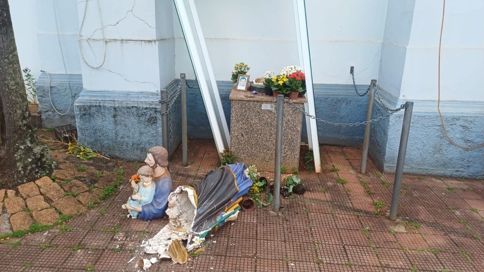 1 de 2
Imagens de santos foram danificadas em par&oacute;quia de Ja&uacute; &mdash; Foto: Luizinho Andretto / Divulga&ccedil;&atilde;o