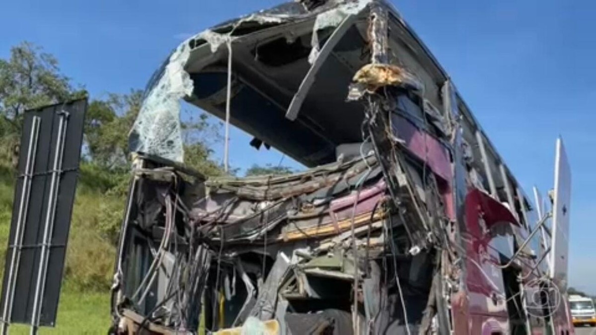 Duas Pessoas Morrem Em Acidente Entre ônibus E Caminhão Carregado Com ...