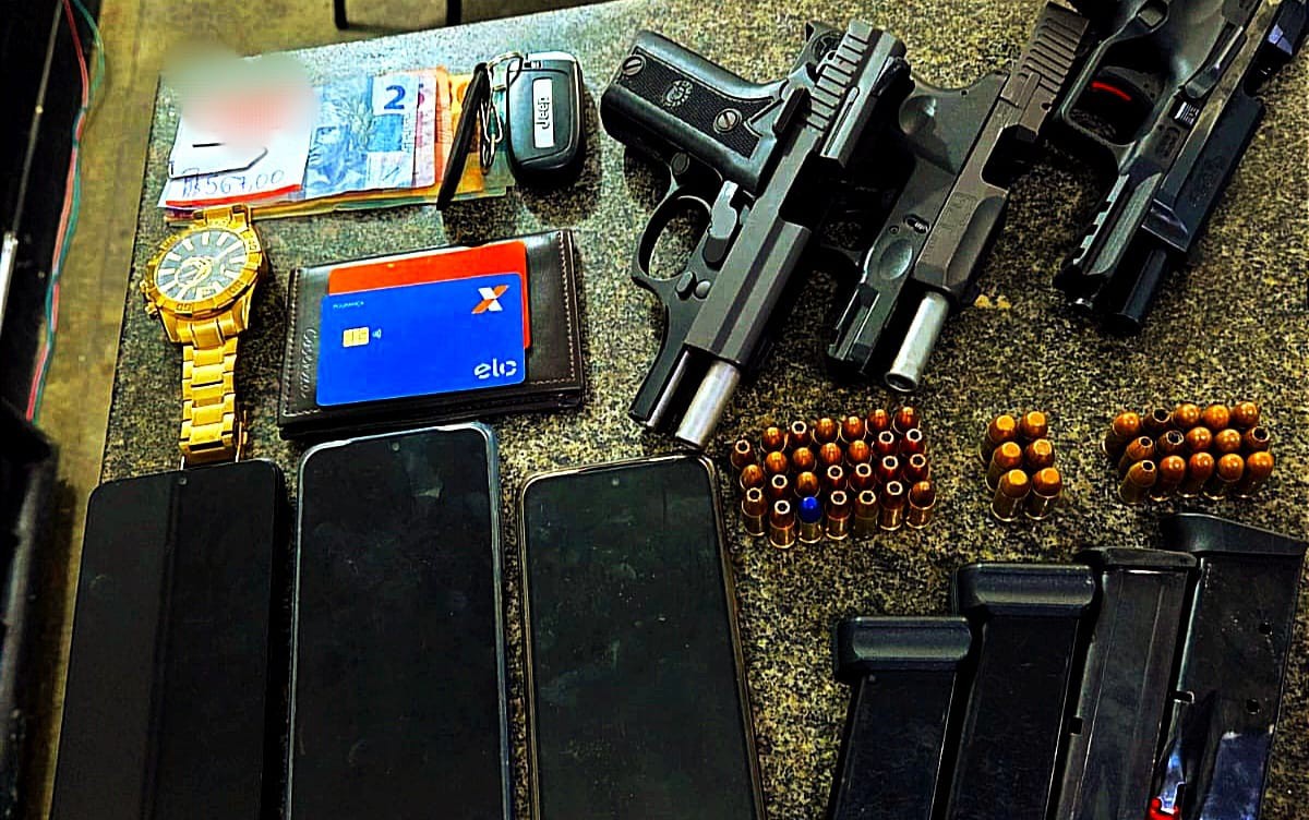 Homens são presos durante abordagem policial na Bahia; armas, munições e drogas foram apreendidas
