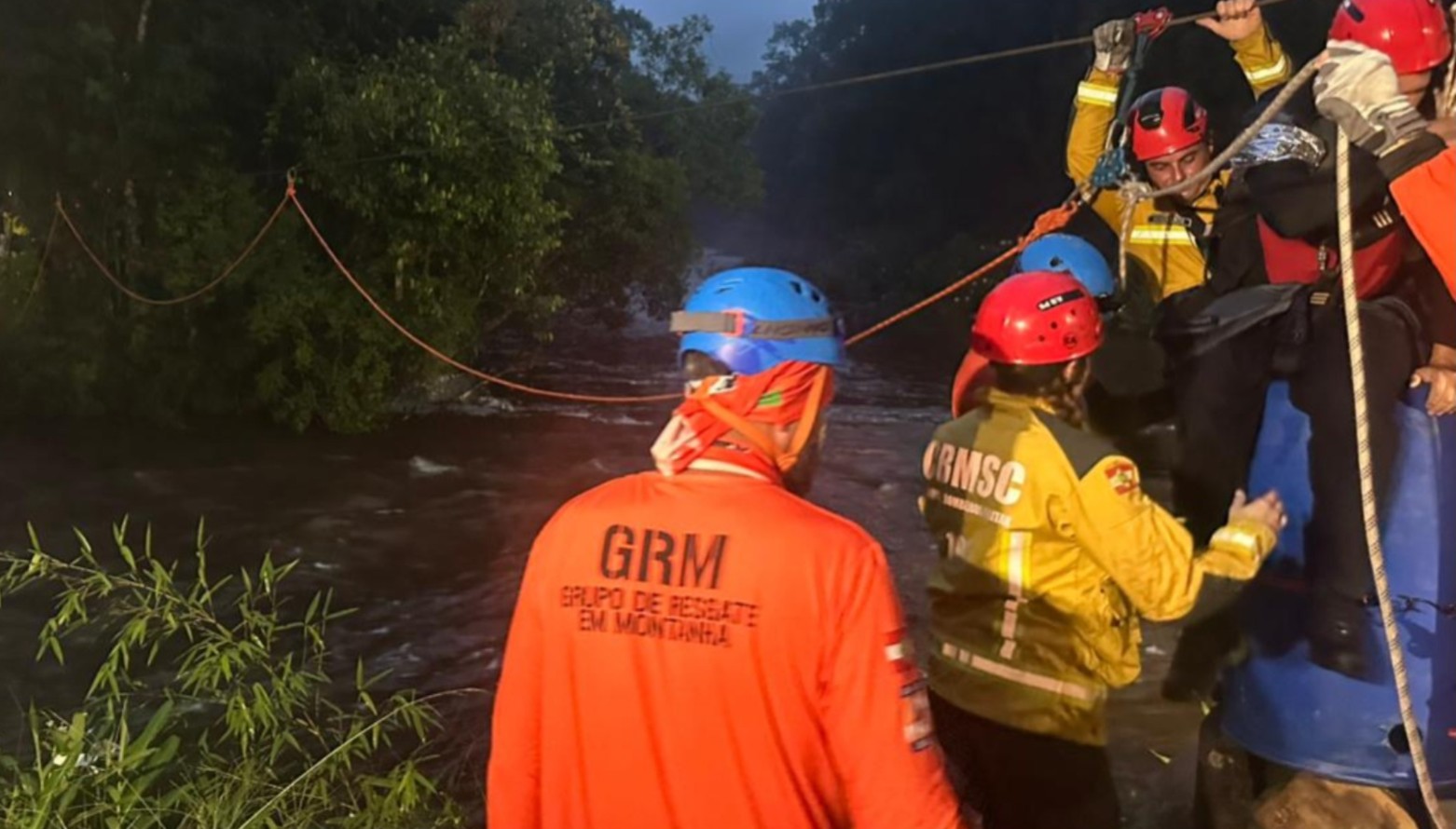 Trilheiros e cão ficam presos e precisam de resgate em área de mata após rio subir durante temporal em SC